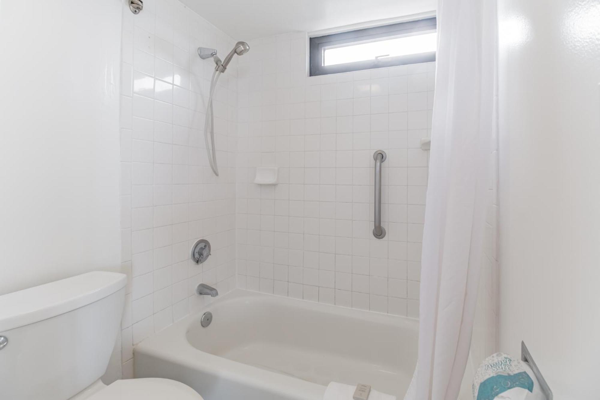Stunning High-rise Corner With Panoramic Ocean & Views And Free Parking Apartment *