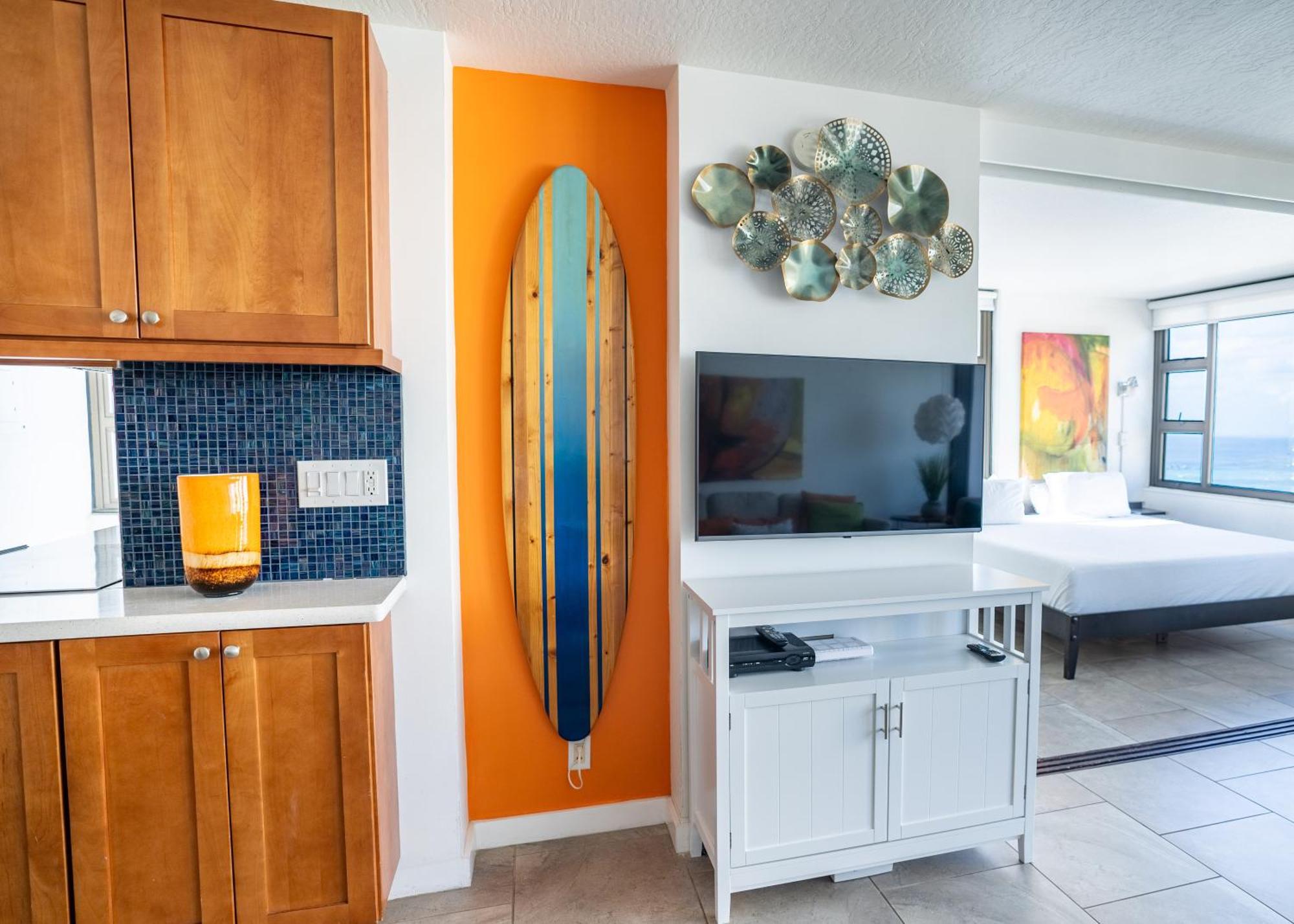 Stunning High-rise Corner With Panoramic Ocean & Views And Free Parking