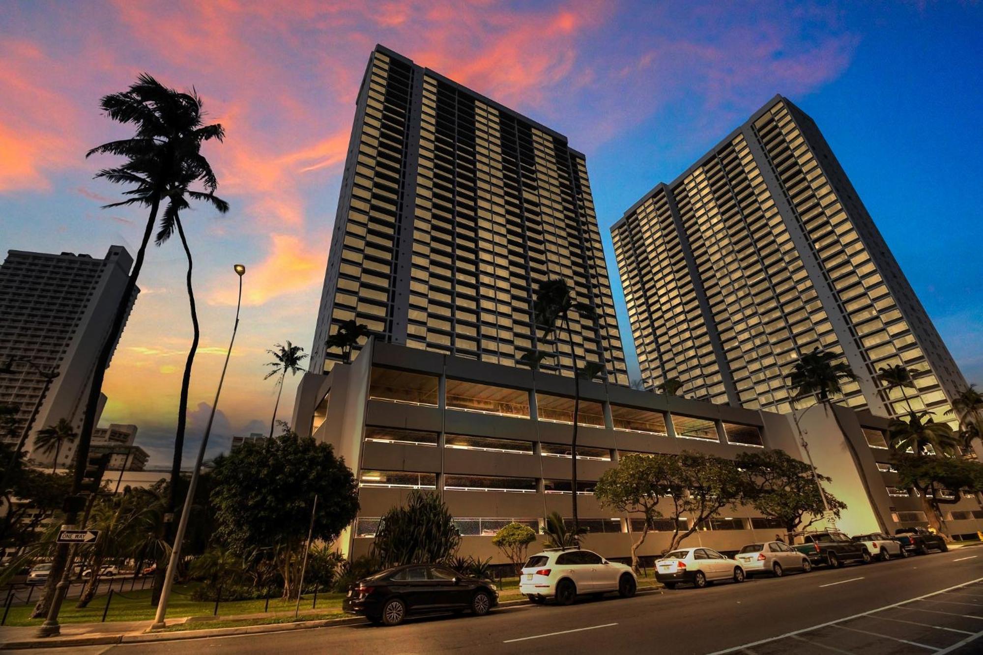 Stunning High-rise Corner With Panoramic Ocean & Views And Free Parking Apartment *