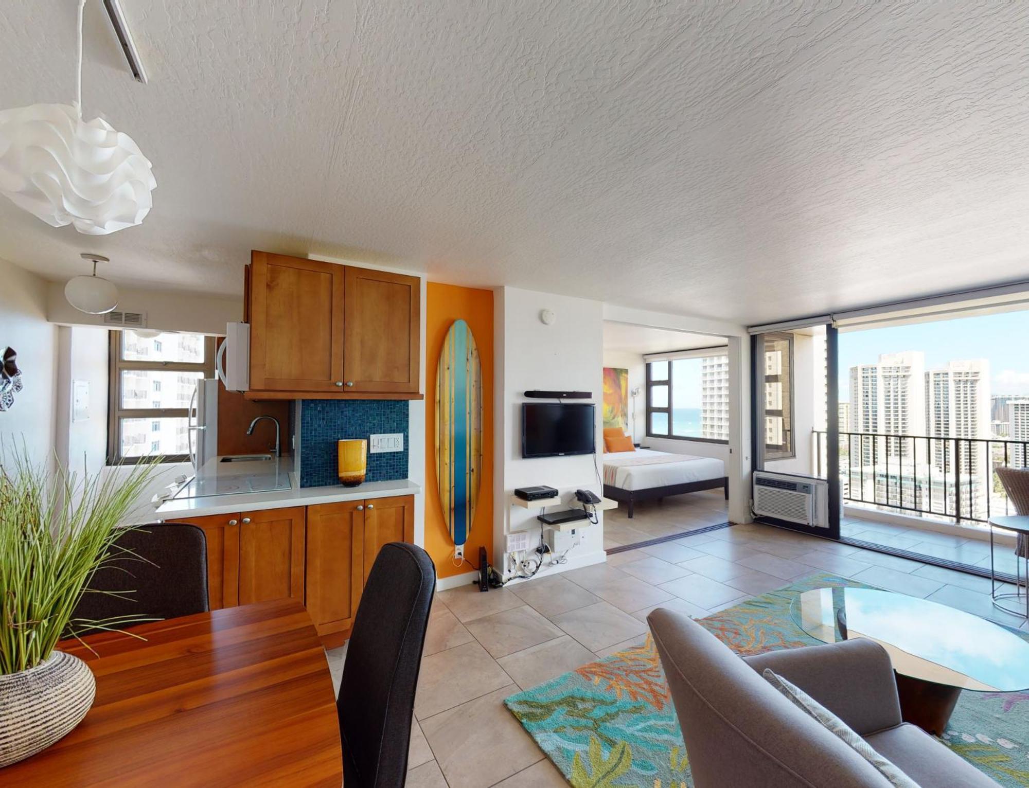 Stunning High-rise Corner With Panoramic Ocean & Views And Free Parking *