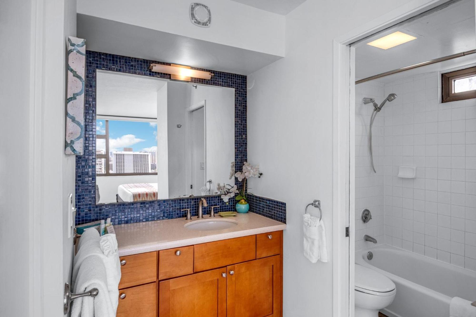 Stunning High-rise Corner With Panoramic Ocean & Views And Free Parking Apartment *
