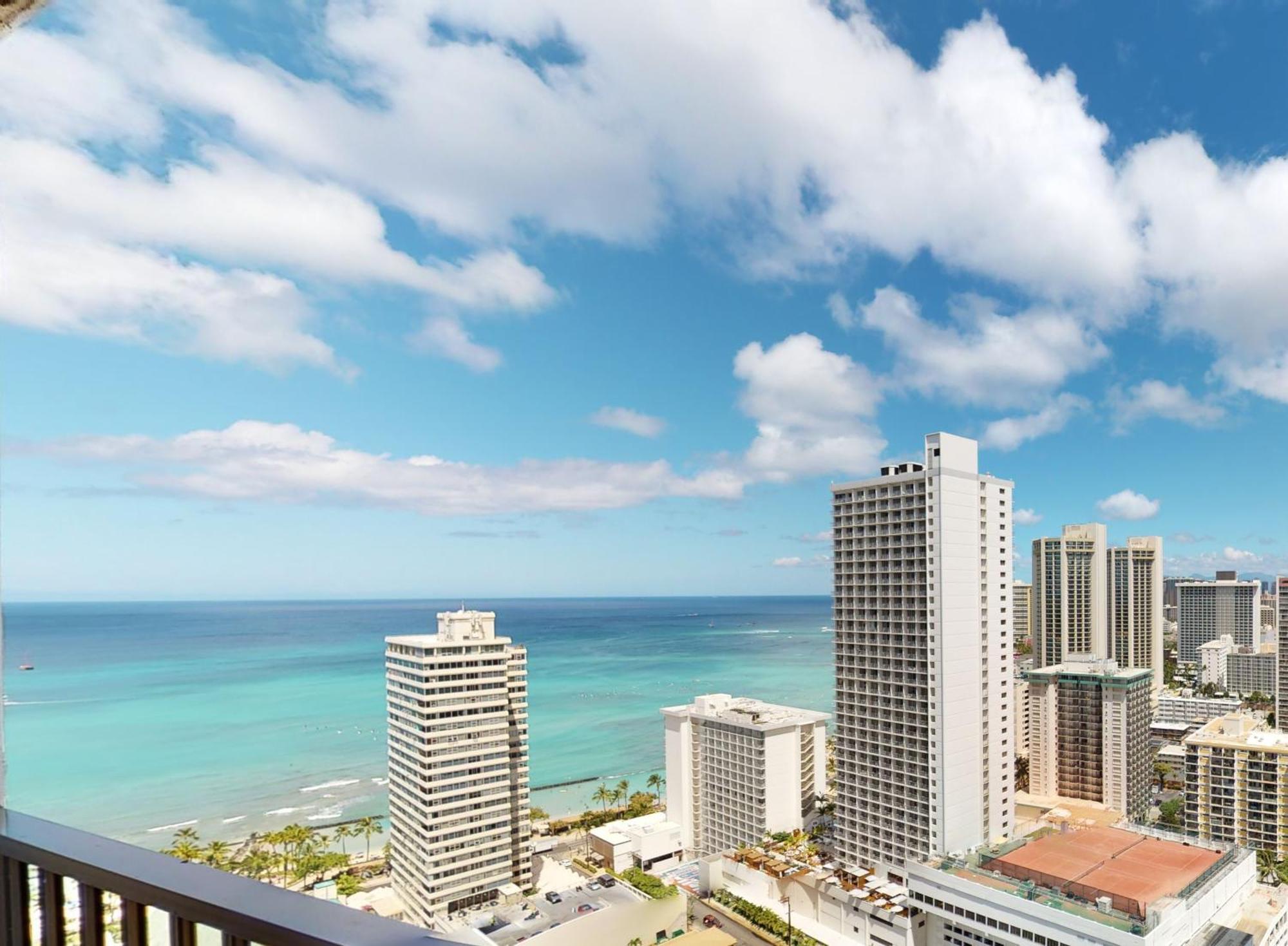 Apartment Stunning High-rise Corner With Panoramic Ocean & Views And Free Parking
