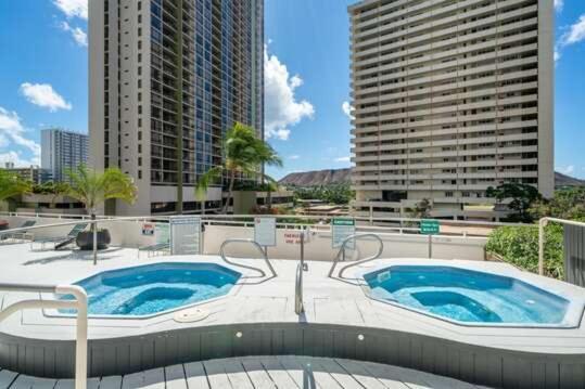 Stunning High-rise Corner With Panoramic Ocean & Views And Free Parking *