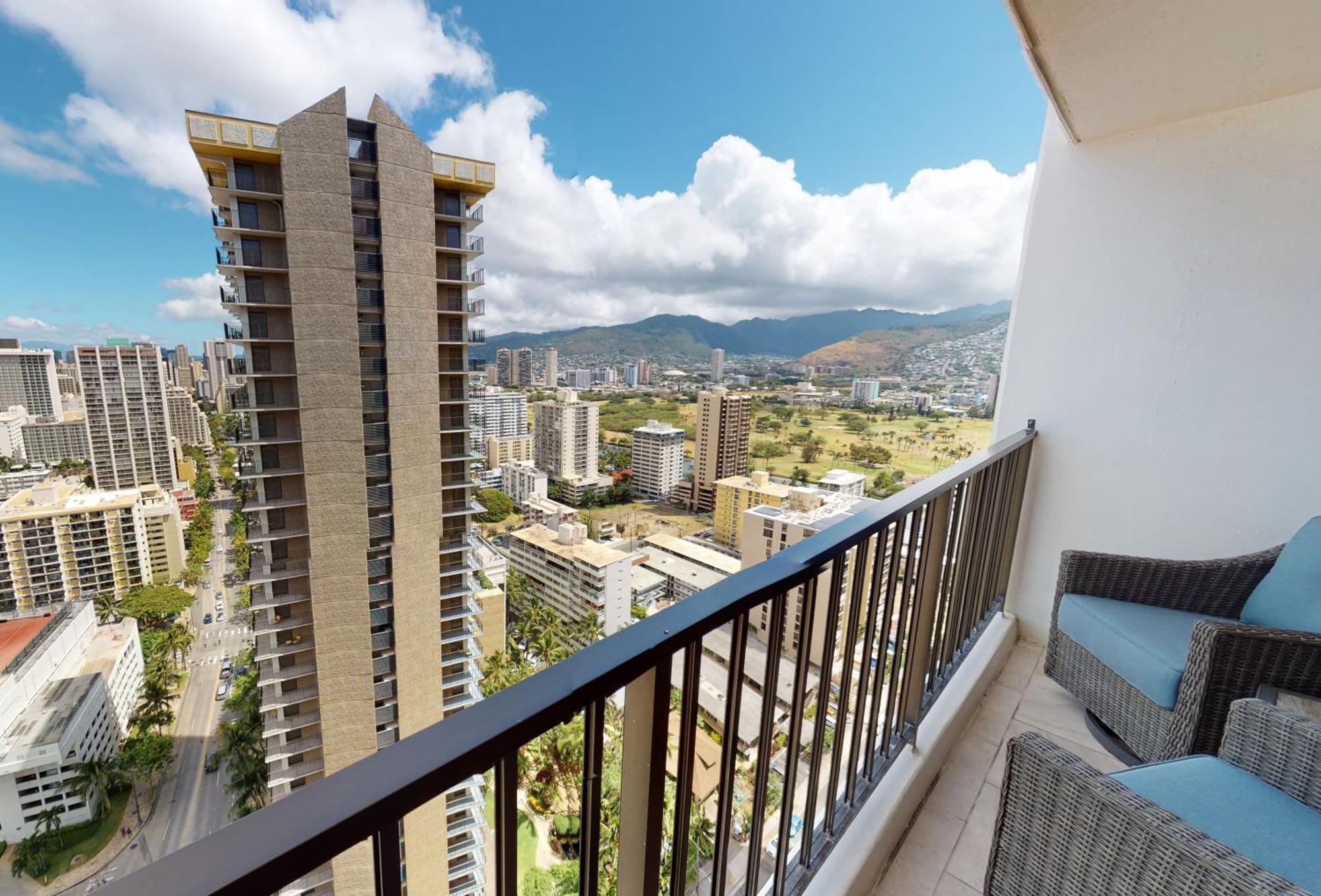Stunning High-rise Corner With Panoramic Ocean & Views And Free Parking